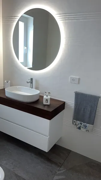 Finiture: Bagno con specchio LED