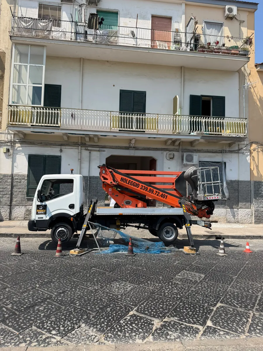 Autocarro con piattaforma aerea Ruggiero Rent in cantiere